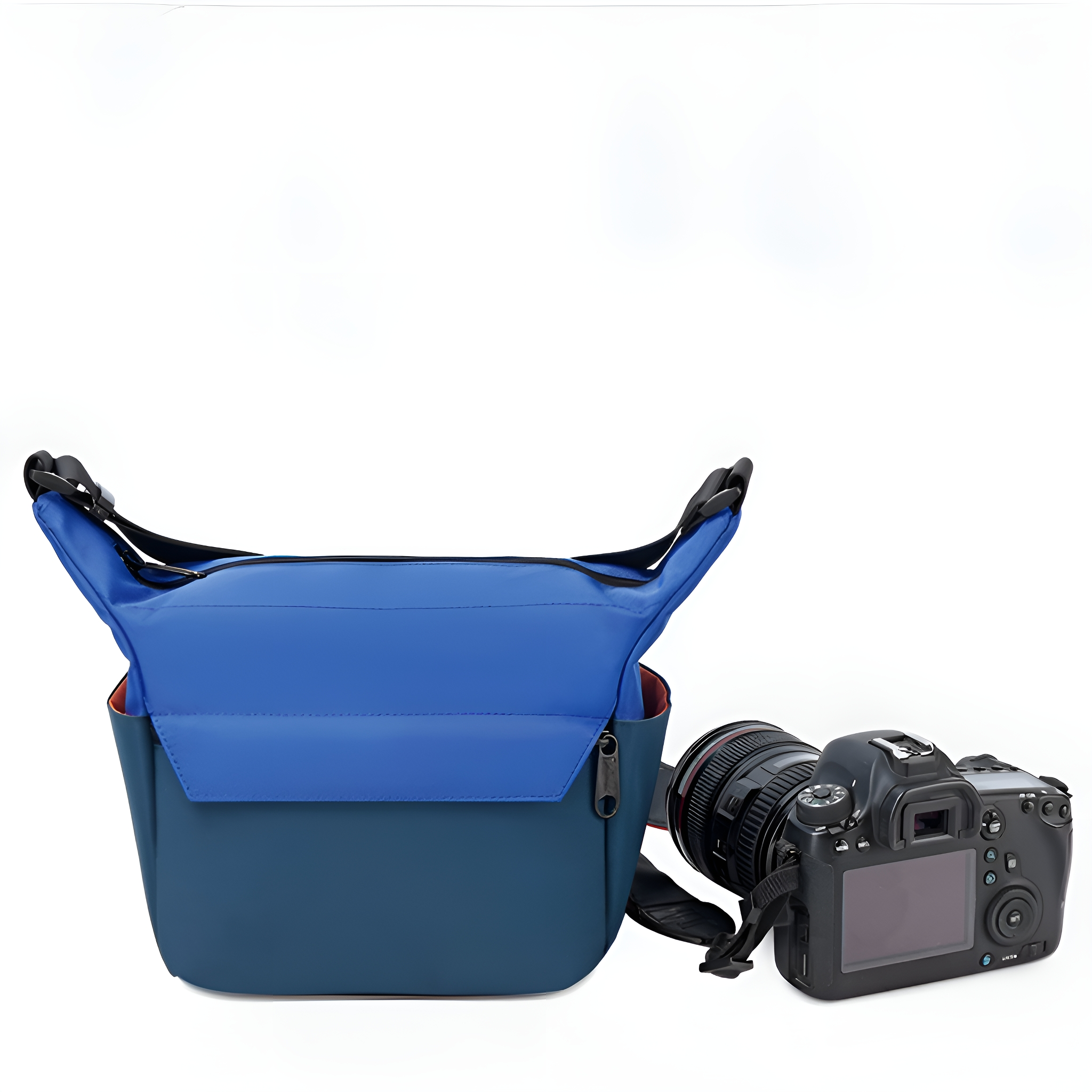 Blaue und graue Kameratasche neben einer DSLR-Kamera auf weißem Hintergrund.