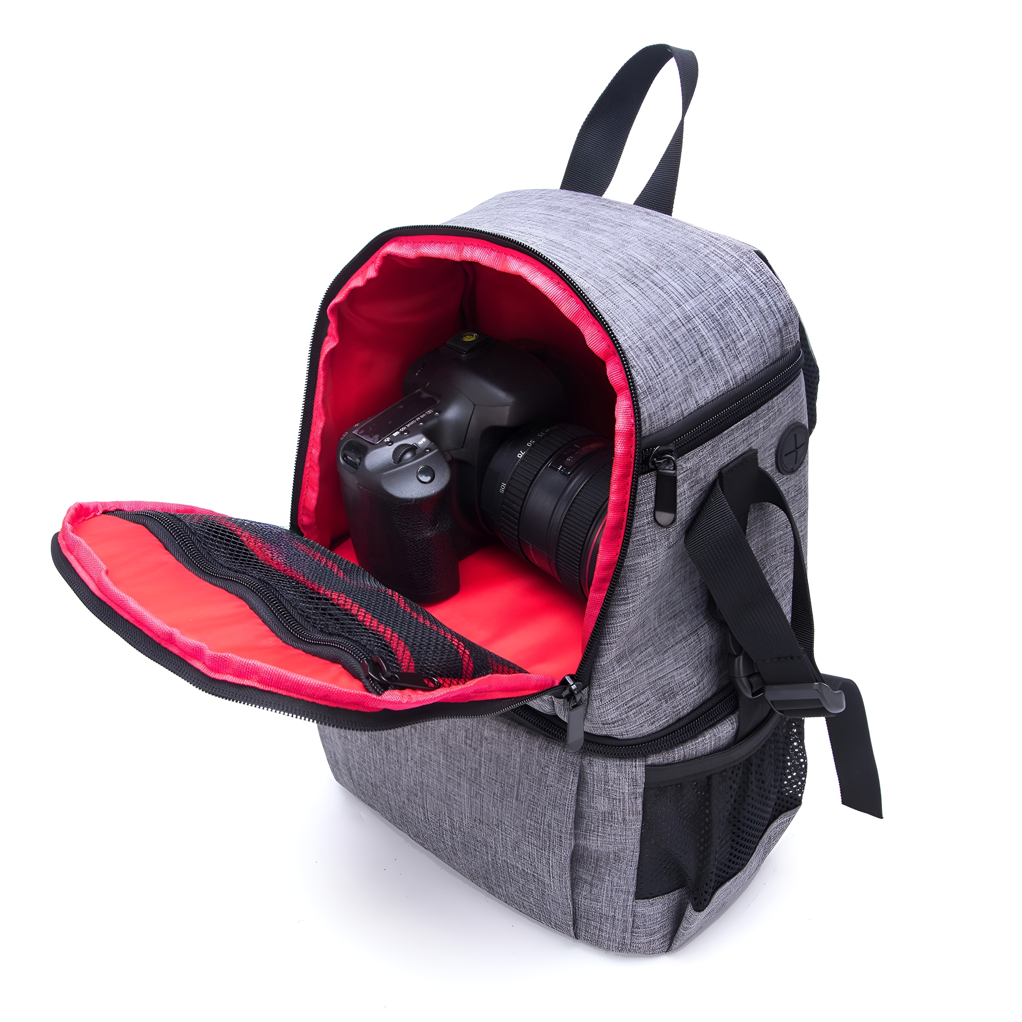 Grauer Kamera-Rucksack mit rotem Innenraum, geöffnet, um Kamera und Objektiv zu zeigen.