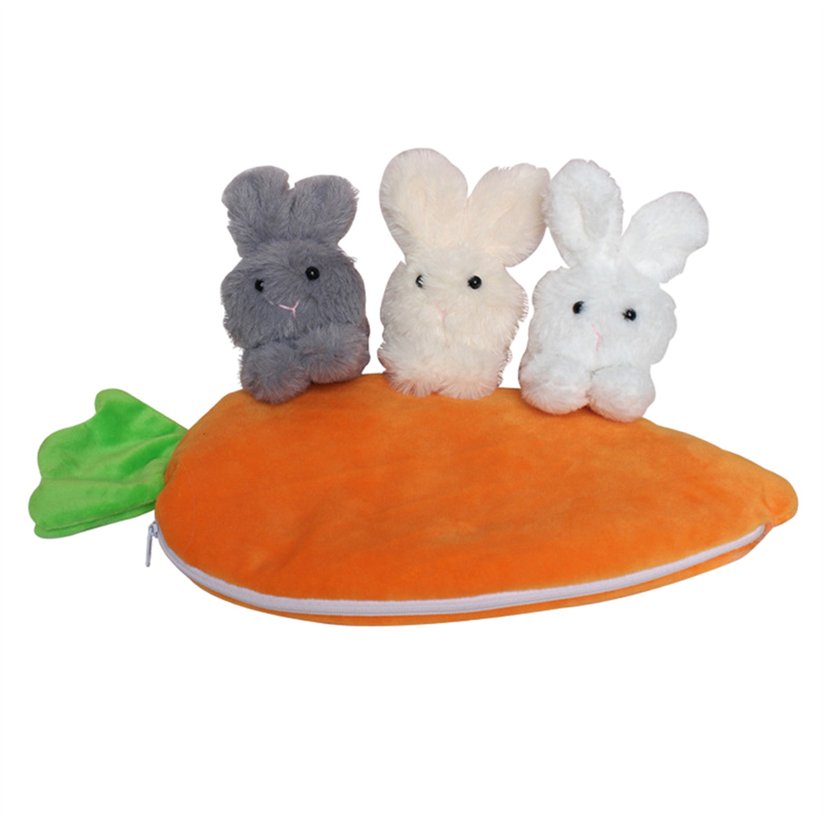 Drei Spielzeug-Hasen auf einem orangefarbenen, karottenförmigen Kissen.