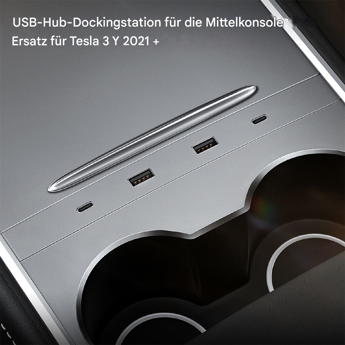 Silberne Dockingstation für eine Autokonsole. Mit USB-Anschlüssen und einem Stifthalter.
