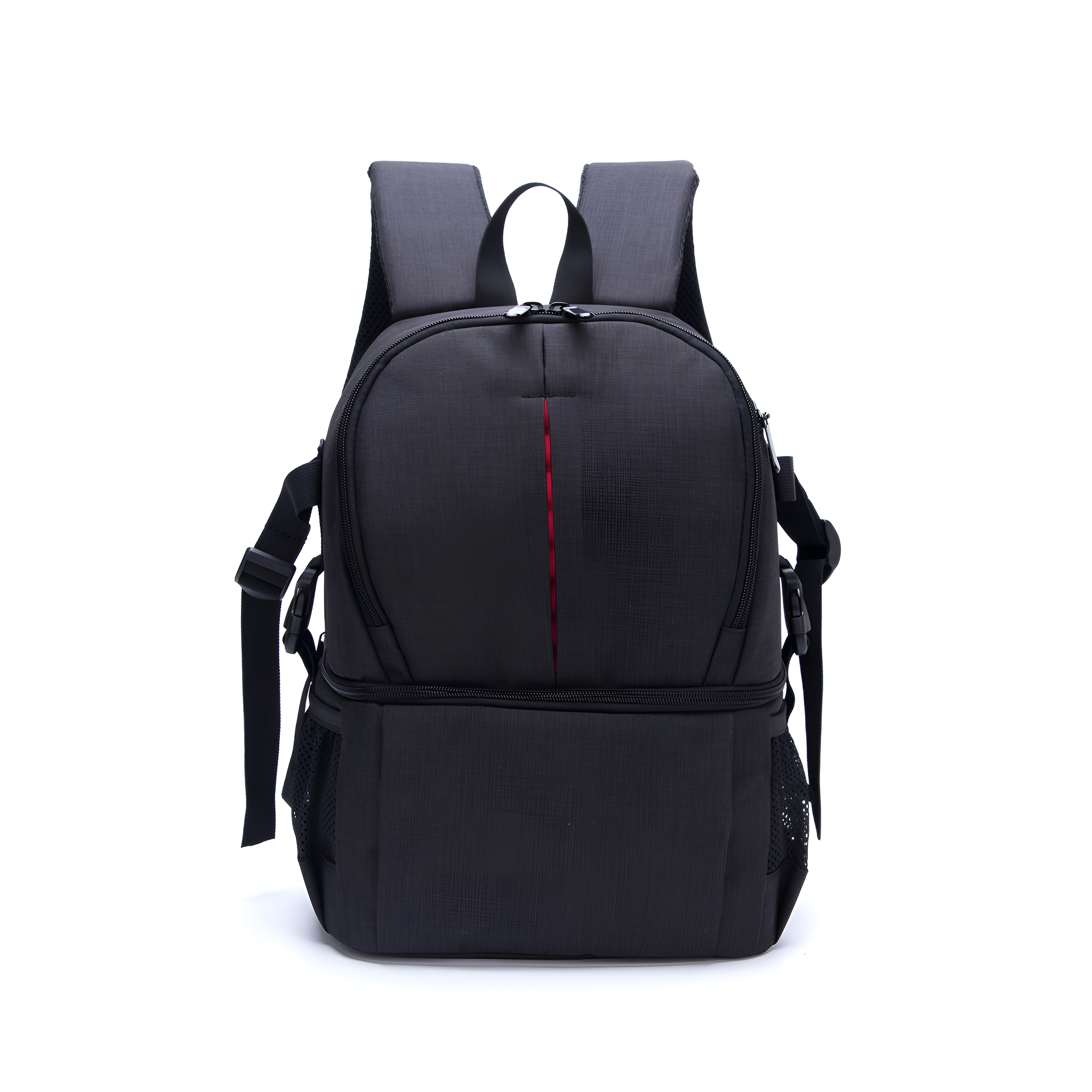 Ein schwarzer Rucksack mit rotem Streifen. Er hat zwei Schultergurte und einen oberen Griff.