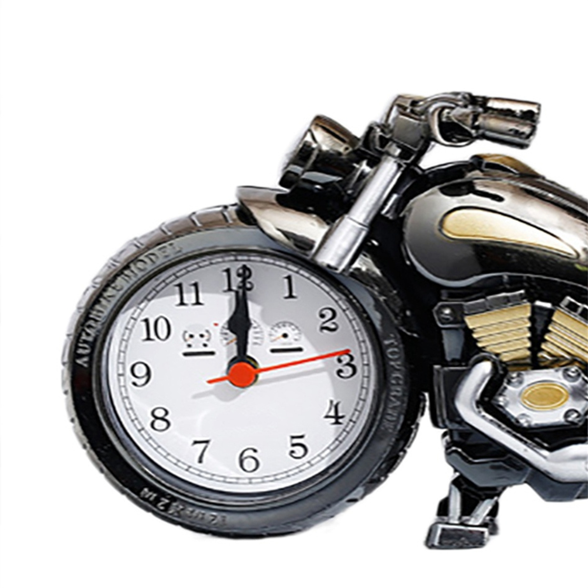 Eine motorradförmige Uhr mit weißem Zifferblatt und roten Zeigern, isoliert auf Weiß.