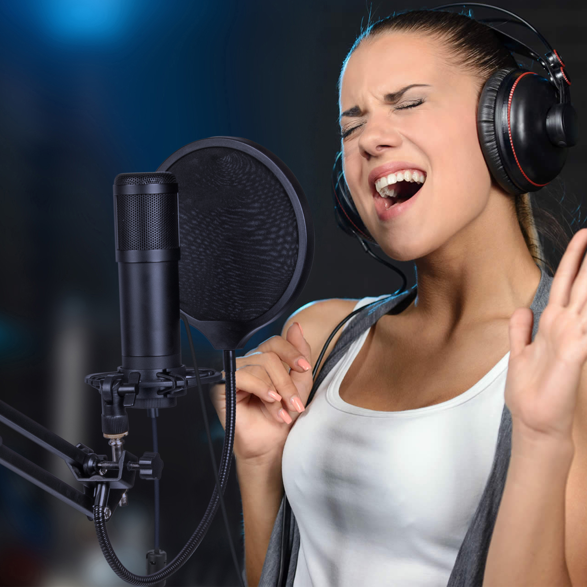 Een vrouw die in een studio met een koptelefoon in een microfoon zingt.