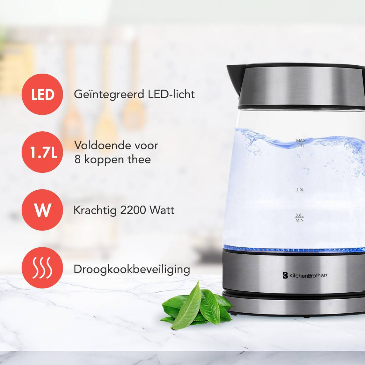 Glazen elektrische waterkoker. Water zit erin. Blauw licht aan de onderkant. Groene theebladeren op de voorgrond.