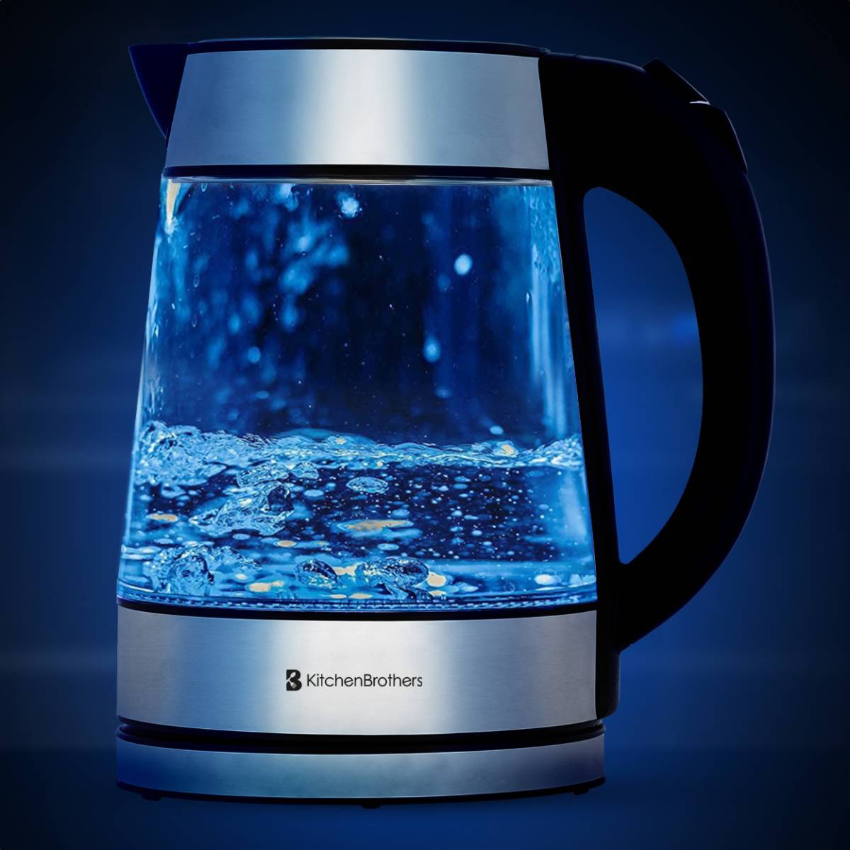 Glazen elektrische waterkoker met blauw licht en kokend water binnenin. KitchenBrothers logo is zichtbaar.