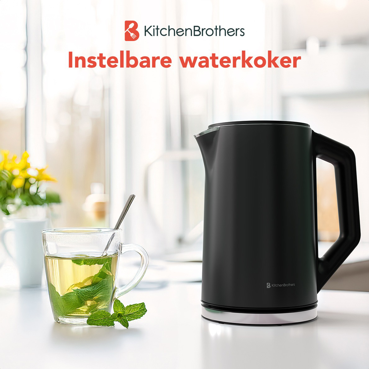 Schwarzer elektrischer Wasserkocher mit einem Glas Tee und Minze, in der Nähe eines Küchenfensters.