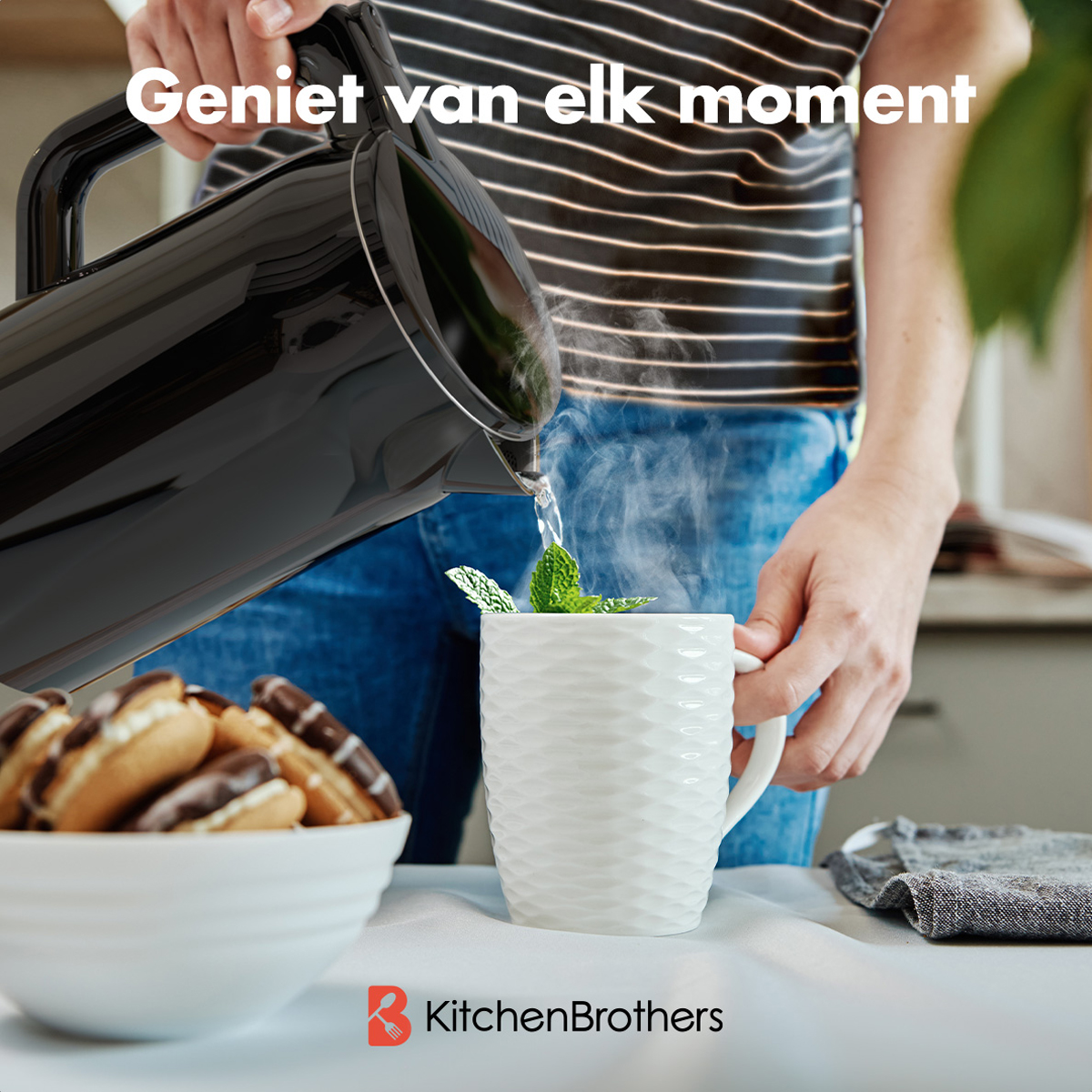 Een blauw-witte geruite kinderhelm met een gouden olifantenontwerp.