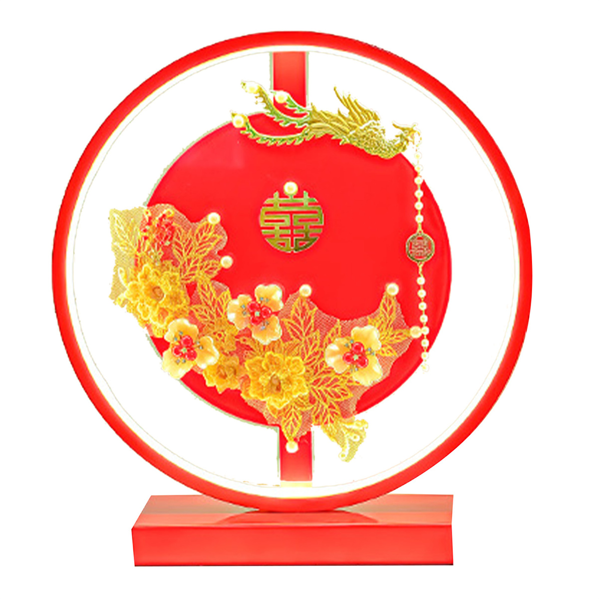 Runde rote Dekoration mit goldenem Drachen und Blumen auf weißem Hintergrund.