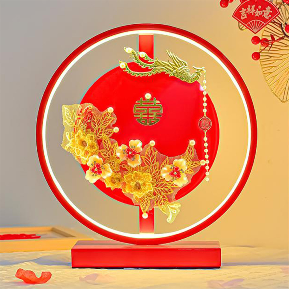 Eine rot-goldene chinesische Neujahrsdekoration mit einem kreisförmigen Design mit Drachen und Blumen.