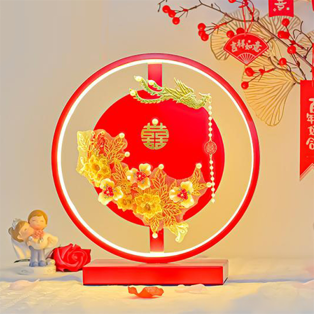 Rote und goldene dekorative Leuchte. Merkmale: Kreis und Blumen. Weißer Hintergrund.