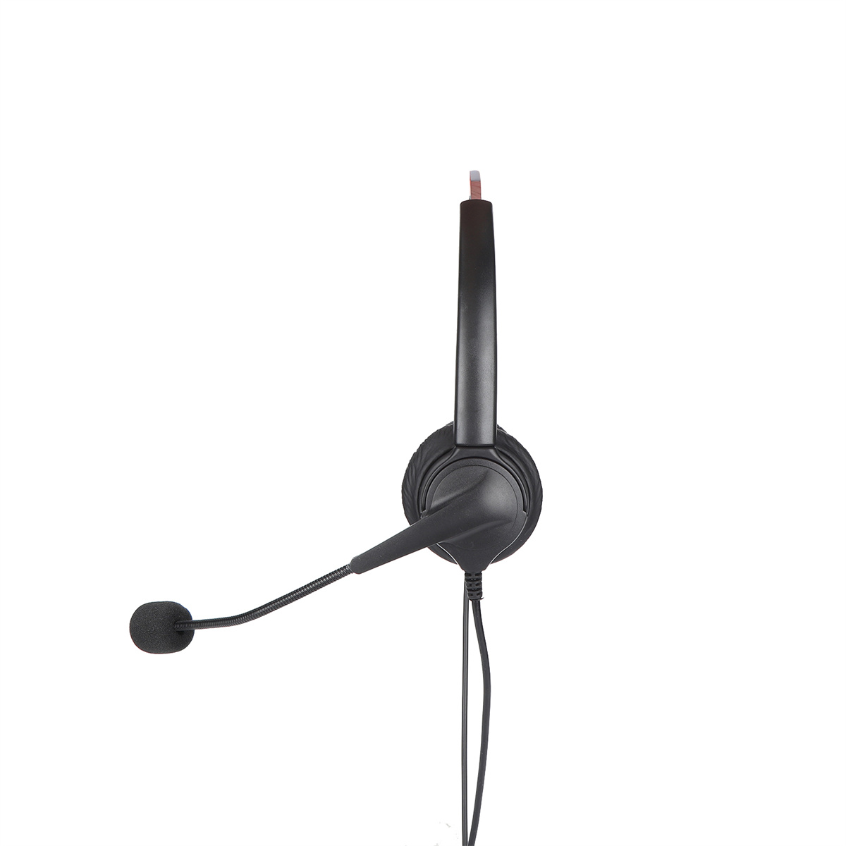Schwarzes Headset mit Mikrofon, auf weißem Hintergrund.