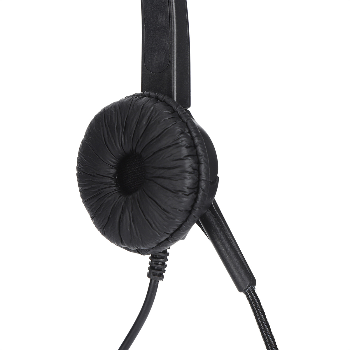 Nahaufnahme eines schwarzen Headsets mit Mikrofon und gepolstertem Ohrmuschel.