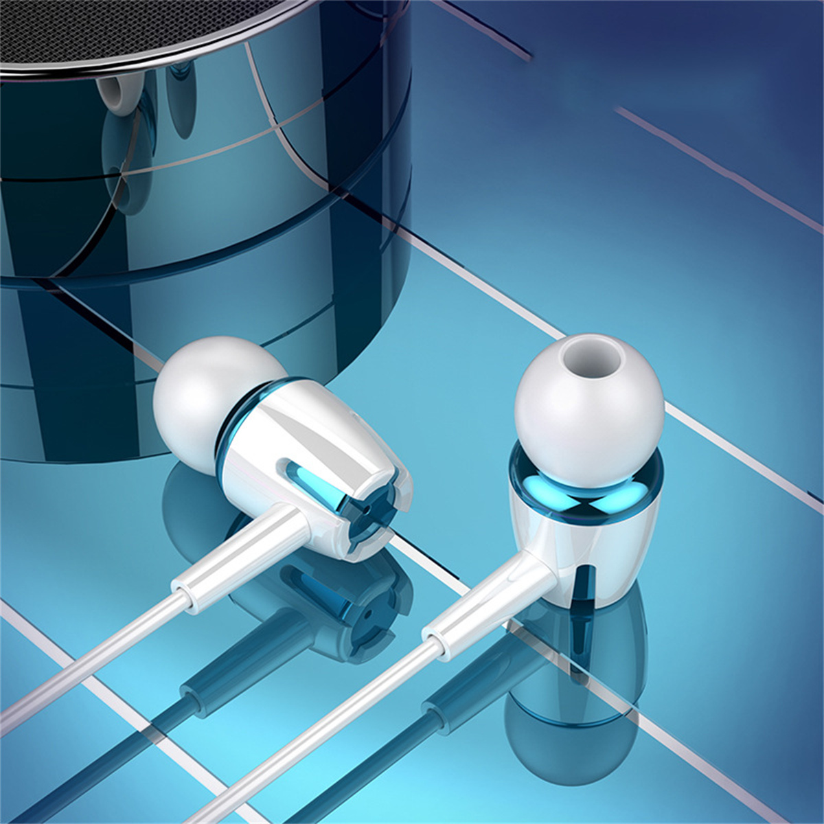 Kopfhörer, weiße Ohrhörer, blaue Akzente, auf einer blauen Oberfläche, reflektierender Hintergrund und glänzendes Chromelement.