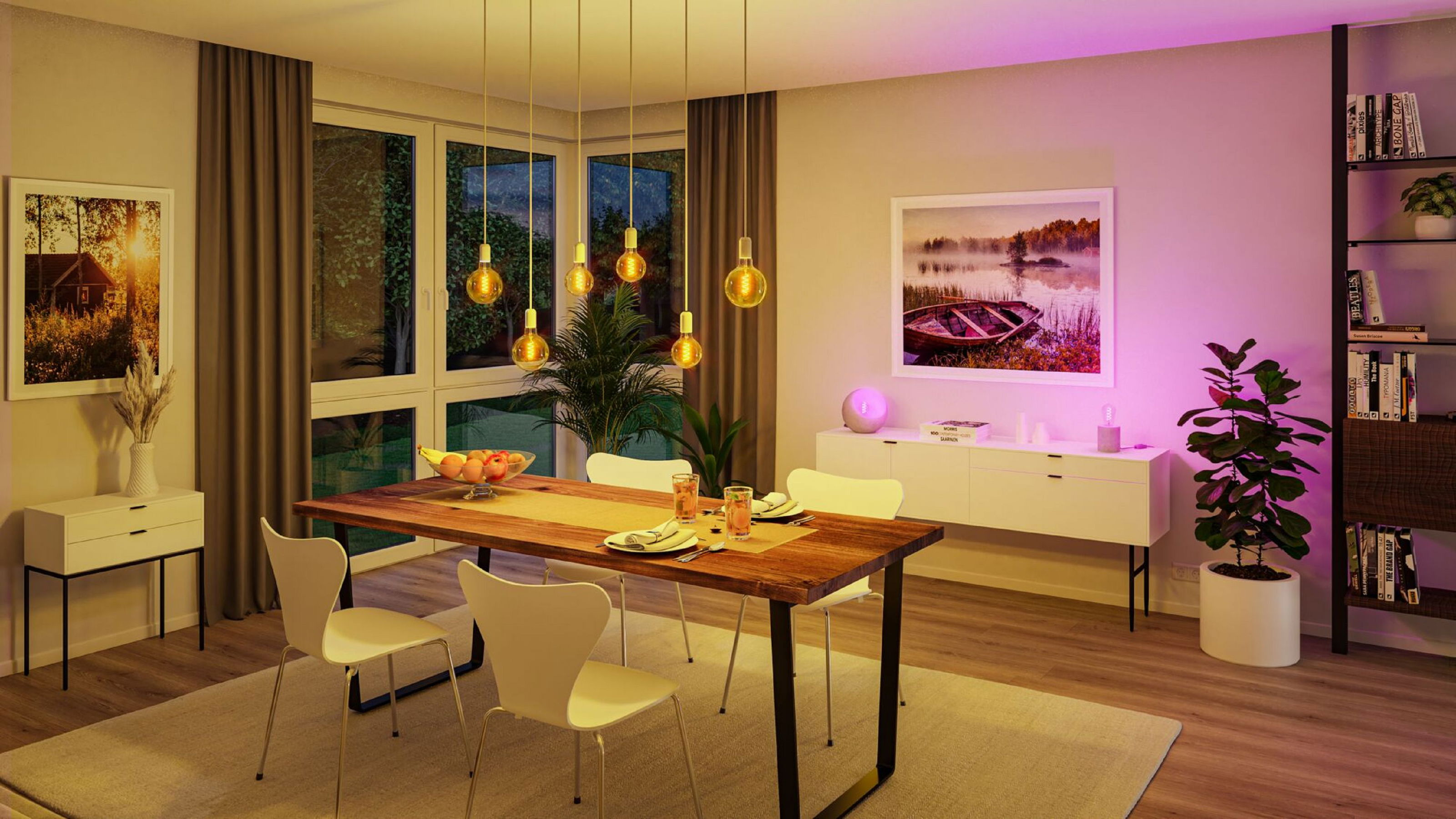 Ein Esszimmer mit Holztisch, sechs Stühlen, Hängelampen und einem gerahmten Bild.