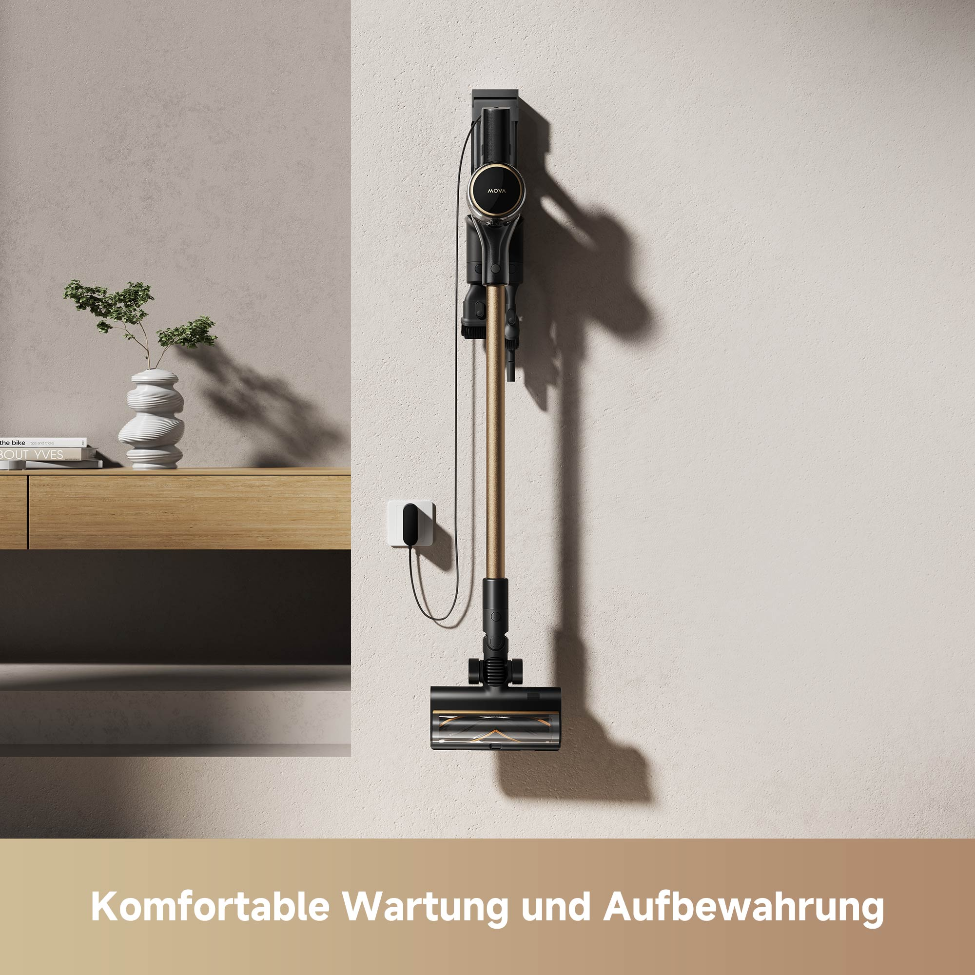 Gold-schwarzer Staubsauger an der Wand. Vase und Bücher auf Holzregal.