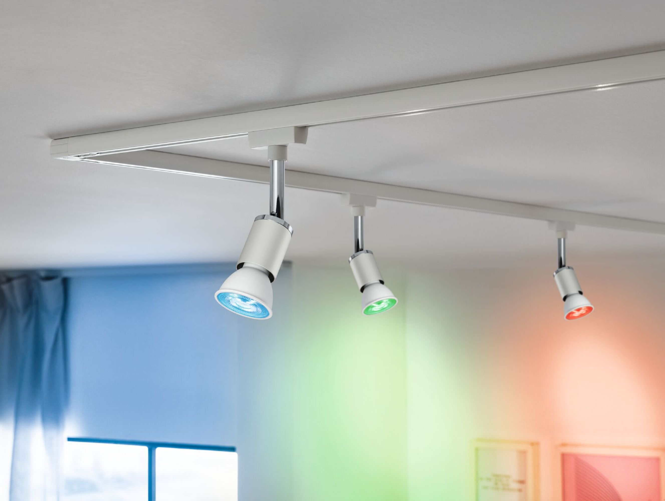 Drei Deckenstrahler mit farbigem Licht. Die Farben sind blau, grün und rot.