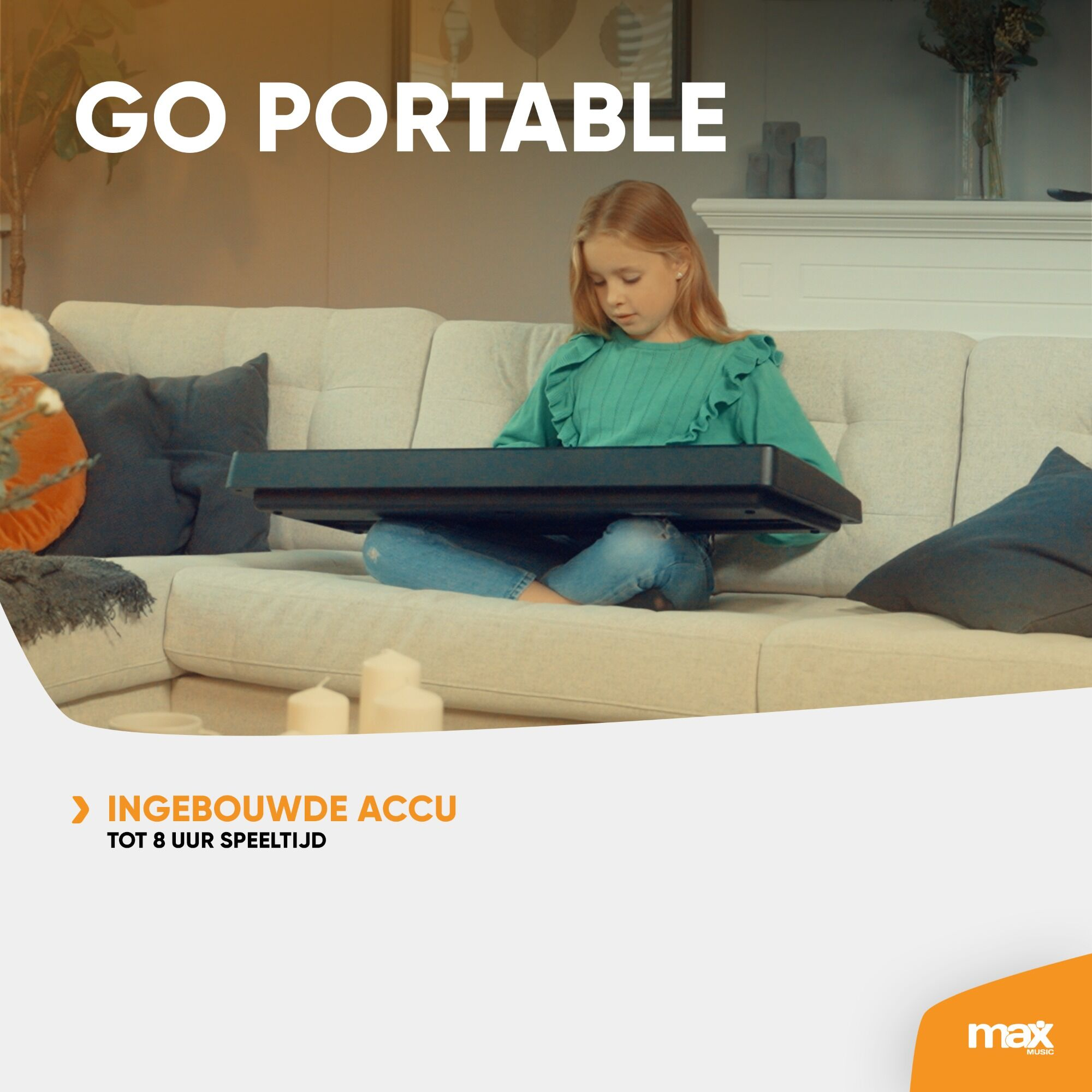Een meisje zit op een beige bank met een zwart dienblad op schoot en de tekst "GO PORTABLE".