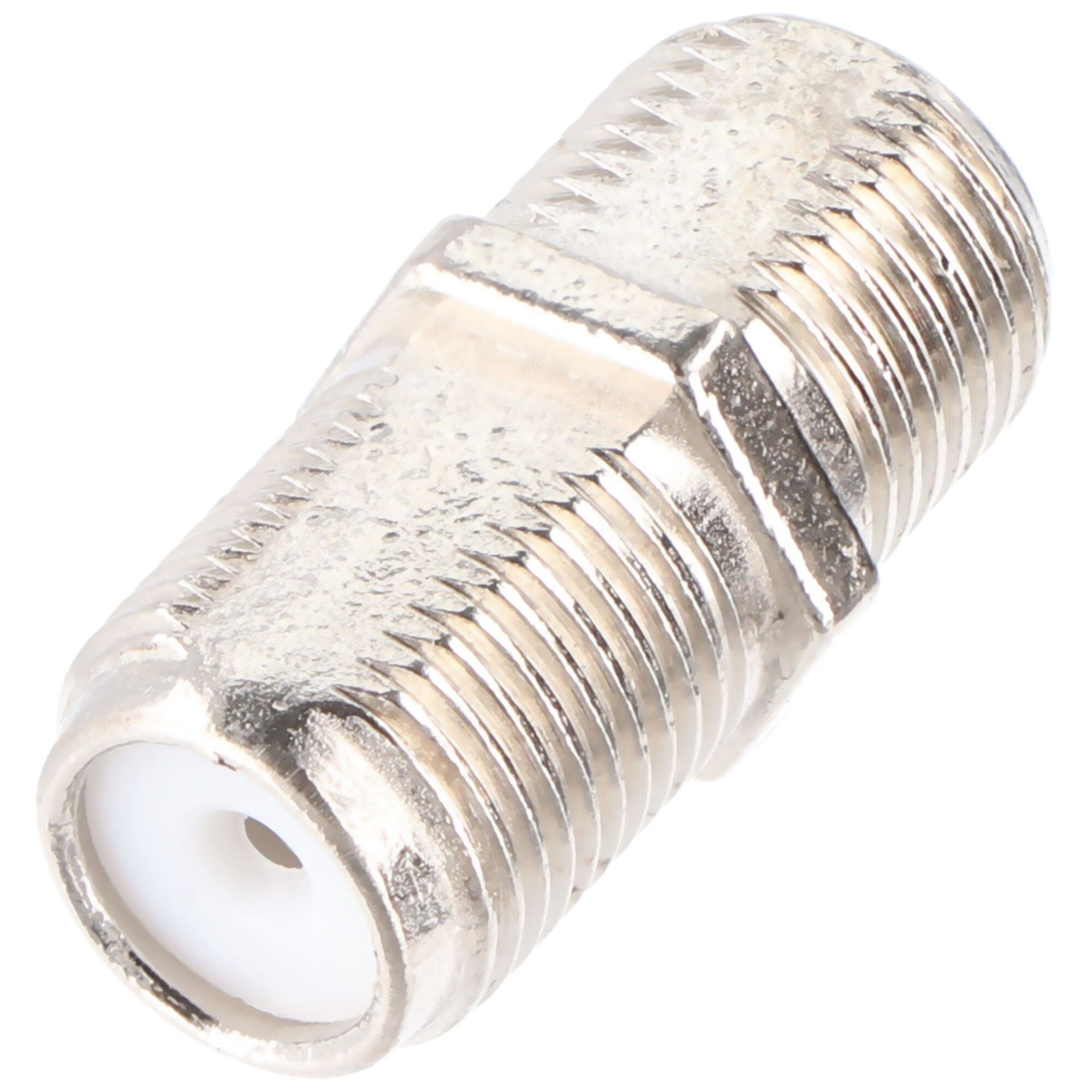 Een zilveren F-connector voor coaxkabel, met wit plastic binnenin. Schuine weergave op een witte achtergrond.