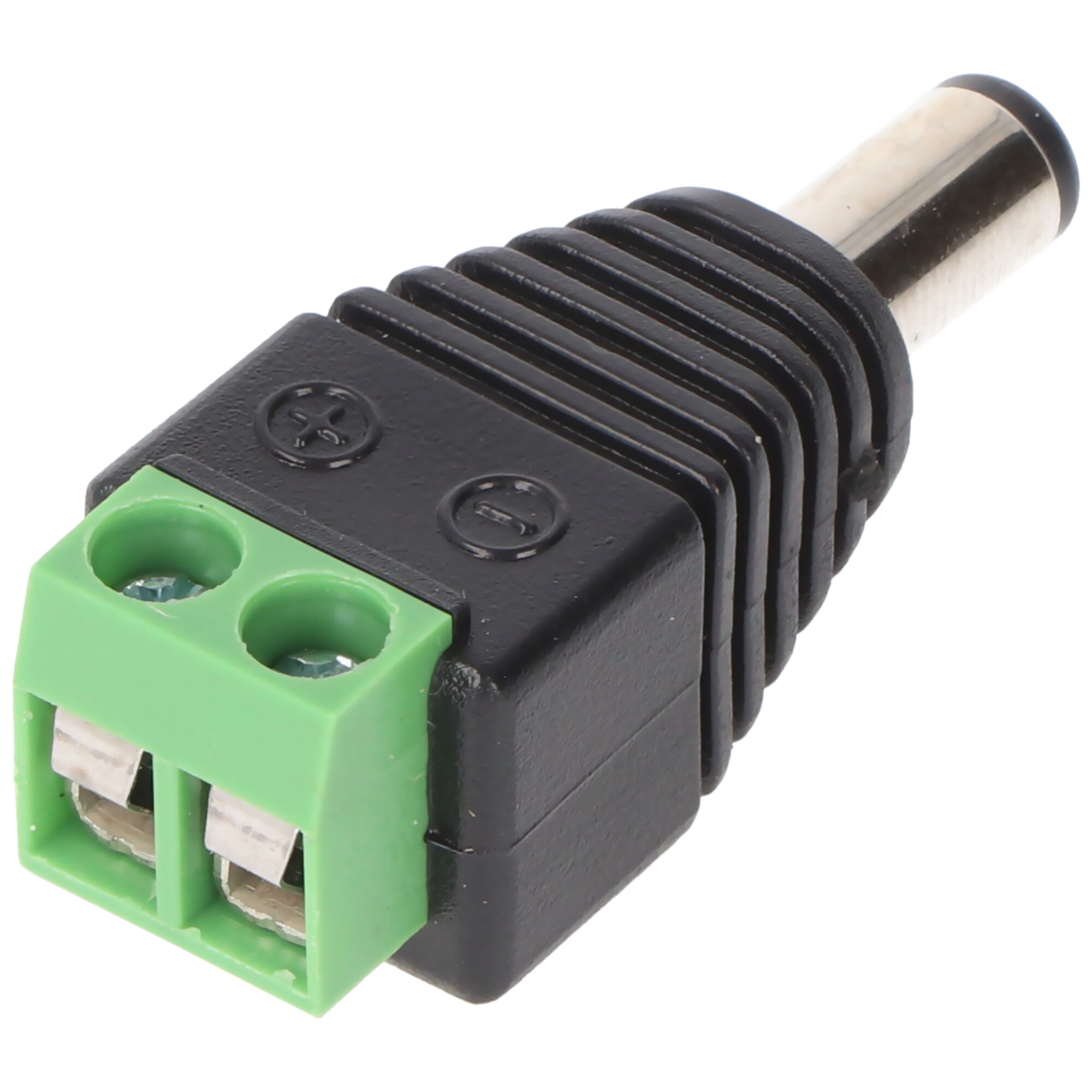 Een zwarte en groene elektrische connector met schroefklemmen, onder een hoek op een witte achtergrond.