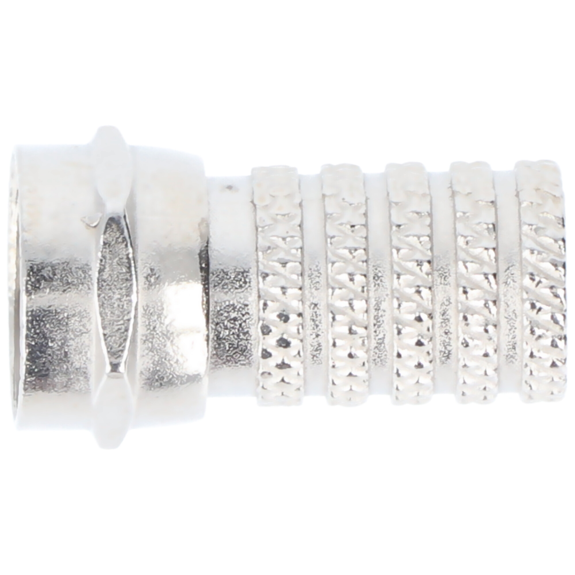 Zilveren F-connector. Het is cilindrisch met een schroefdraad en een reeks patronen.