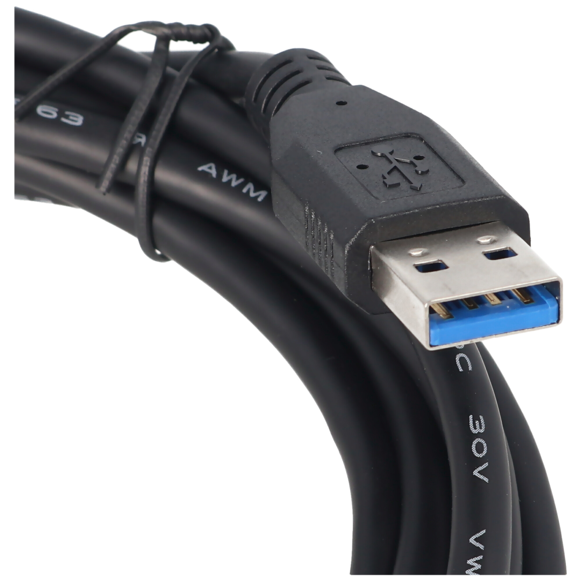 Zwarte USB-kabel met USB-connector. Blauw interieur. Zwarte kabel met tekst. Witte achtergrond.