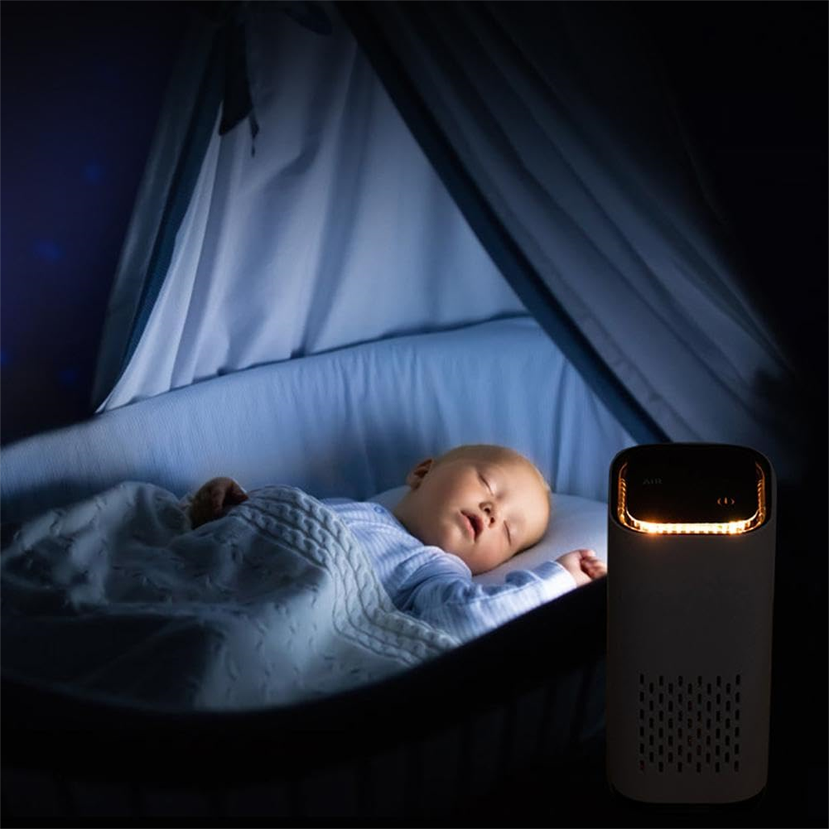 Baby schläft in einem Kinderbett mit Nachtlicht.