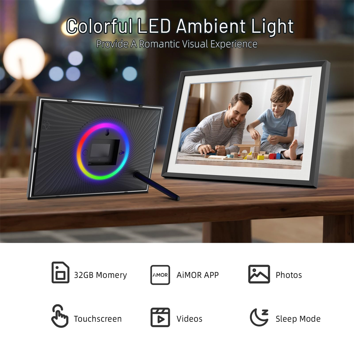 Digitaler Bilderrahmen mit buntem Licht und Foto auf einem Holztisch.