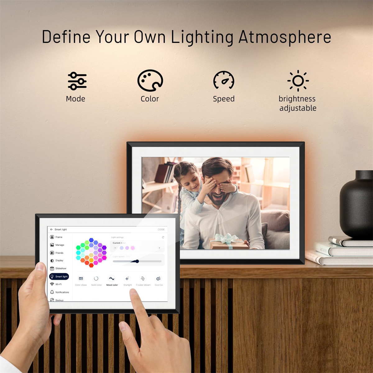 Eine Smart-Light-Anzeige mit einem Kind, das die Augen eines Mannes bedeckt, mit Modus-, Farb-, Geschwindigkeits- und Helligkeitsoptionen.