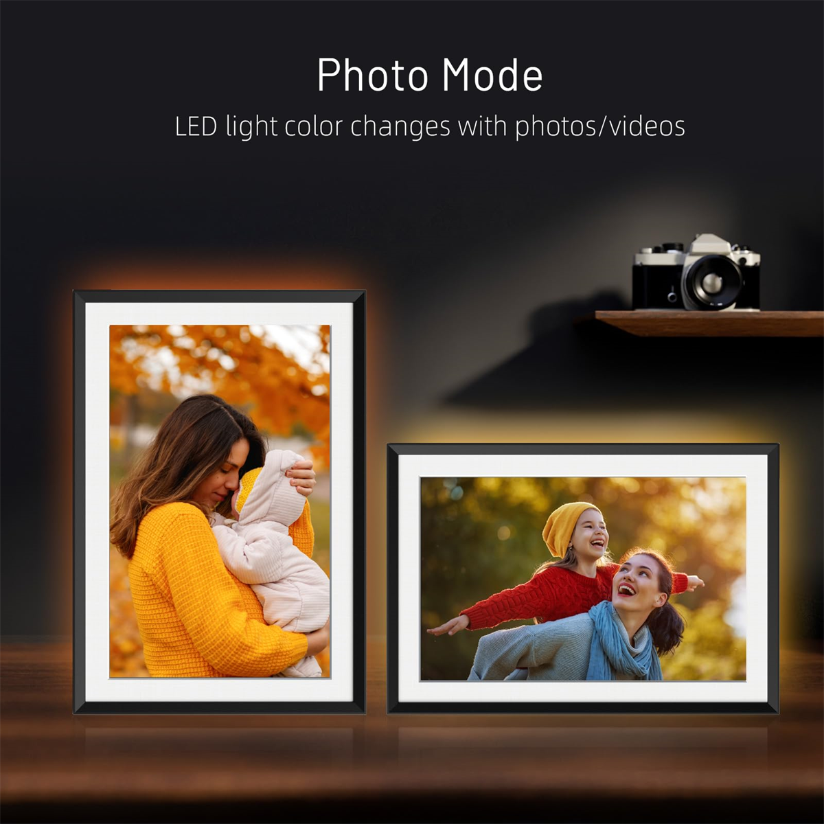 Zwei gerahmte Fotos mit LED-Licht. Eines mit Mutter und Kind, das andere mit zwei Frauen.