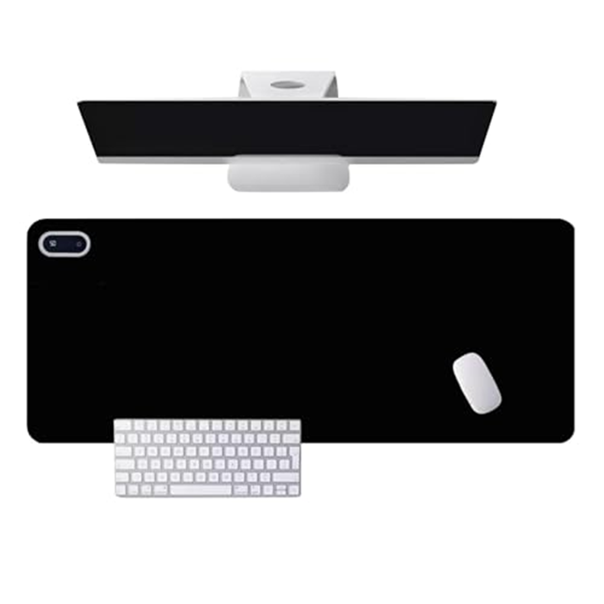 Eine schwarze Schreibtischunterlage mit weißer Tastatur und Maus unter einem Computermonitor.