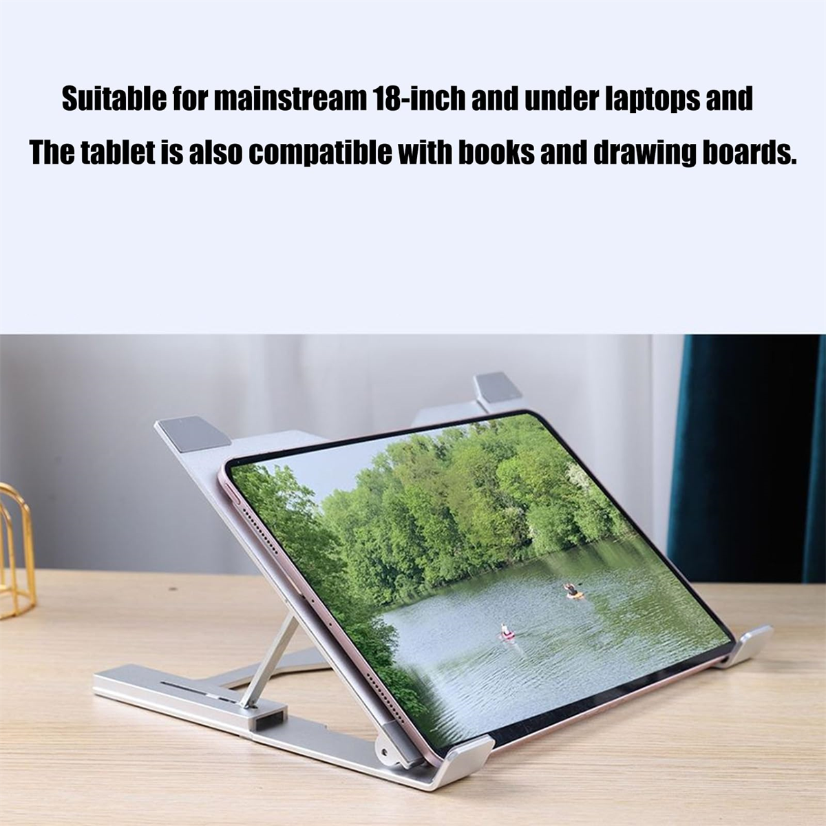 Ein Tablet, das auf einem silbernen Ständer steht. Das Tablet zeigt eine malerische Aussicht auf einen See und Bäume.
