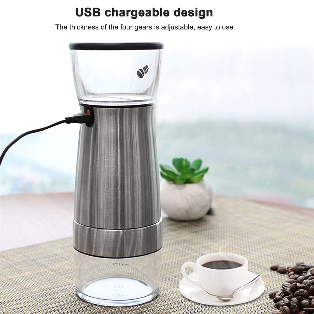Kaffeemühle aus Edelstahl mit Glasbehälter und einer Tasse Kaffee.