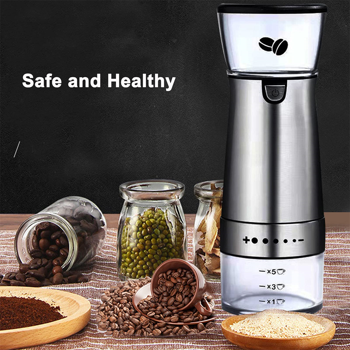 Eine Kaffeemühle mit Kaffeebohnen und -pulver sowie Gläsern.