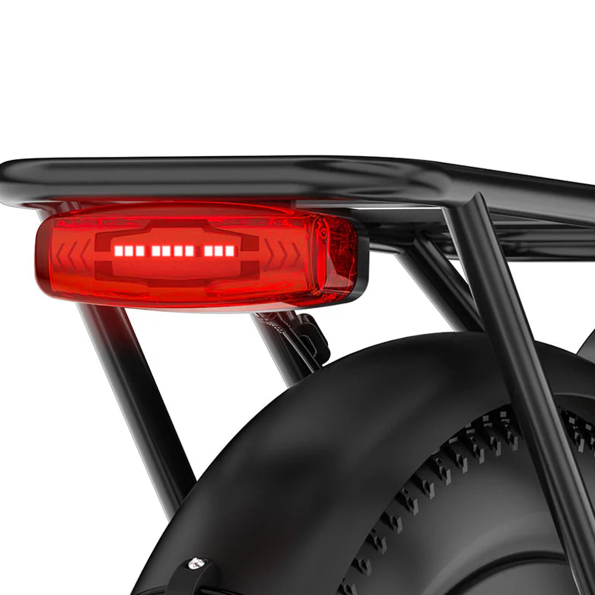 Czerwone tylne światło roweru zamontowane na czarnym bagażniku, z czarną oponą i błotnikiem.