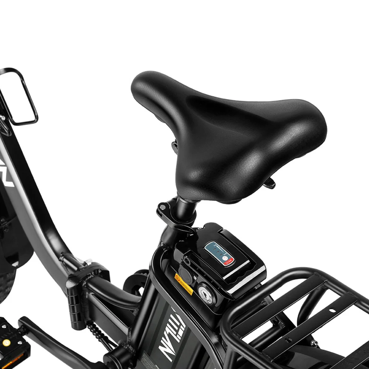 Zbliżenie czarnego siodełka rowerowego, tylnego bagażnika i akumulatora na białym tle.