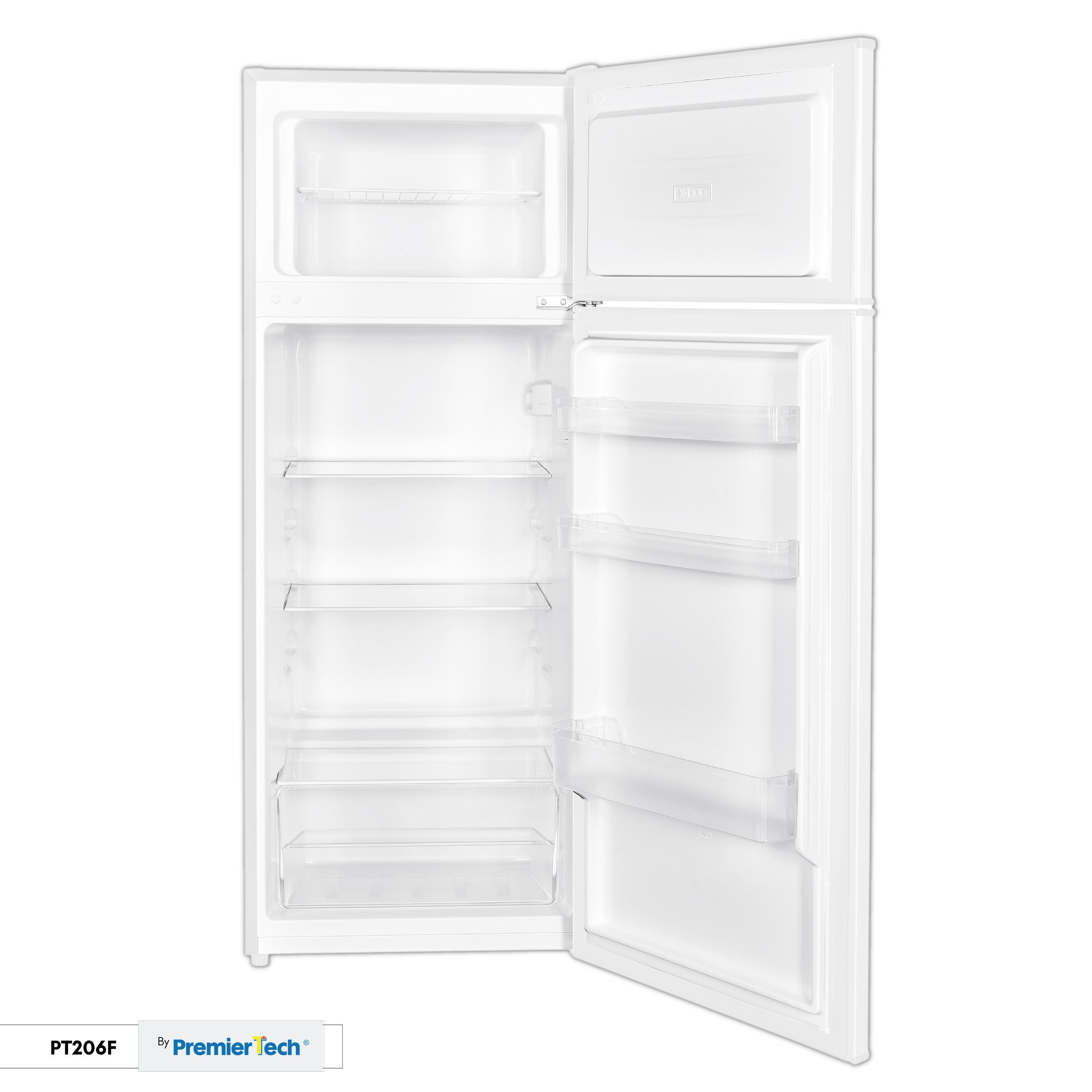 Un frigorifero bianco con le porte aperte, che mostra ripiani e scomparti. Isolato su bianco.