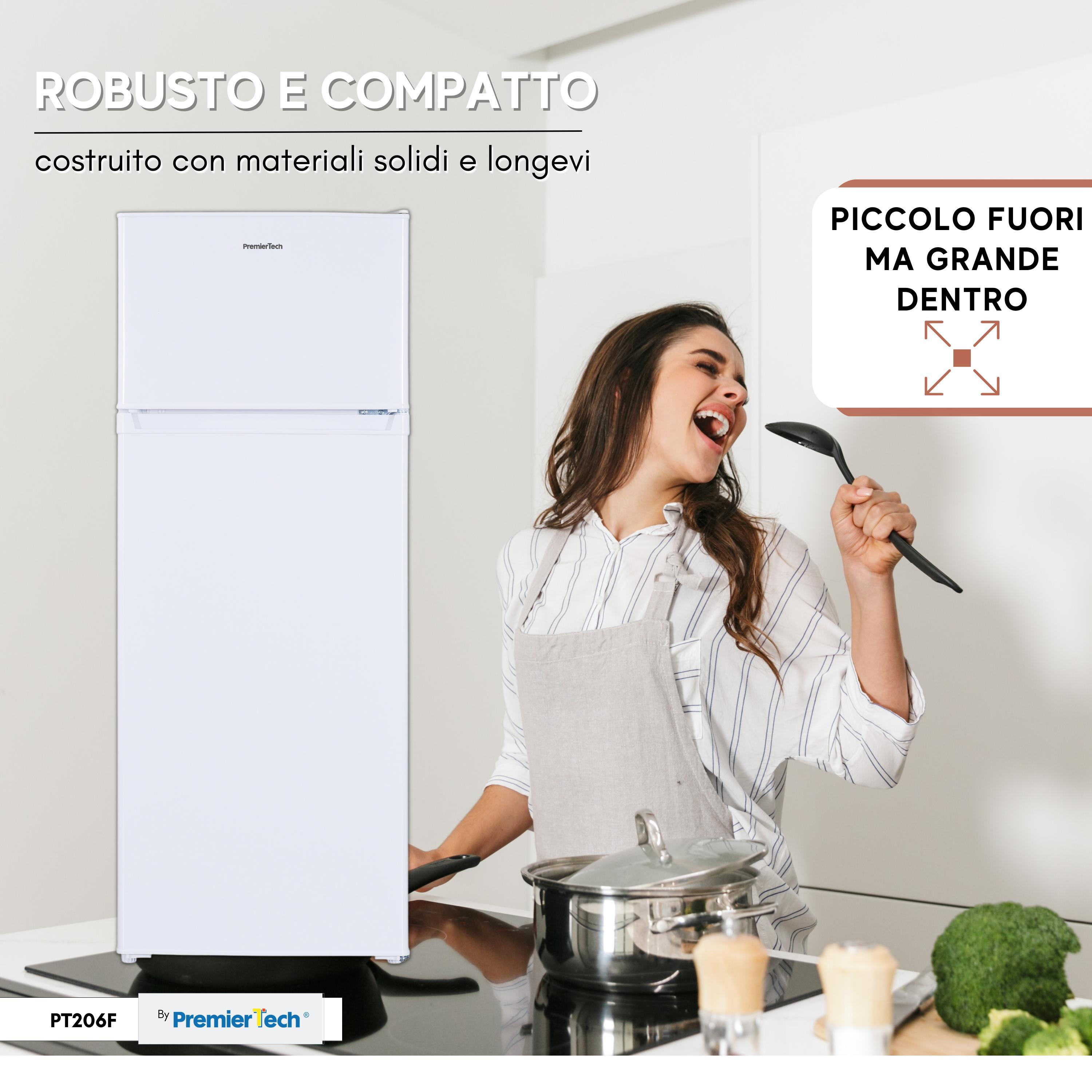 Frigorifero bianco con una donna che canta, con una padella e un cucchiaio.