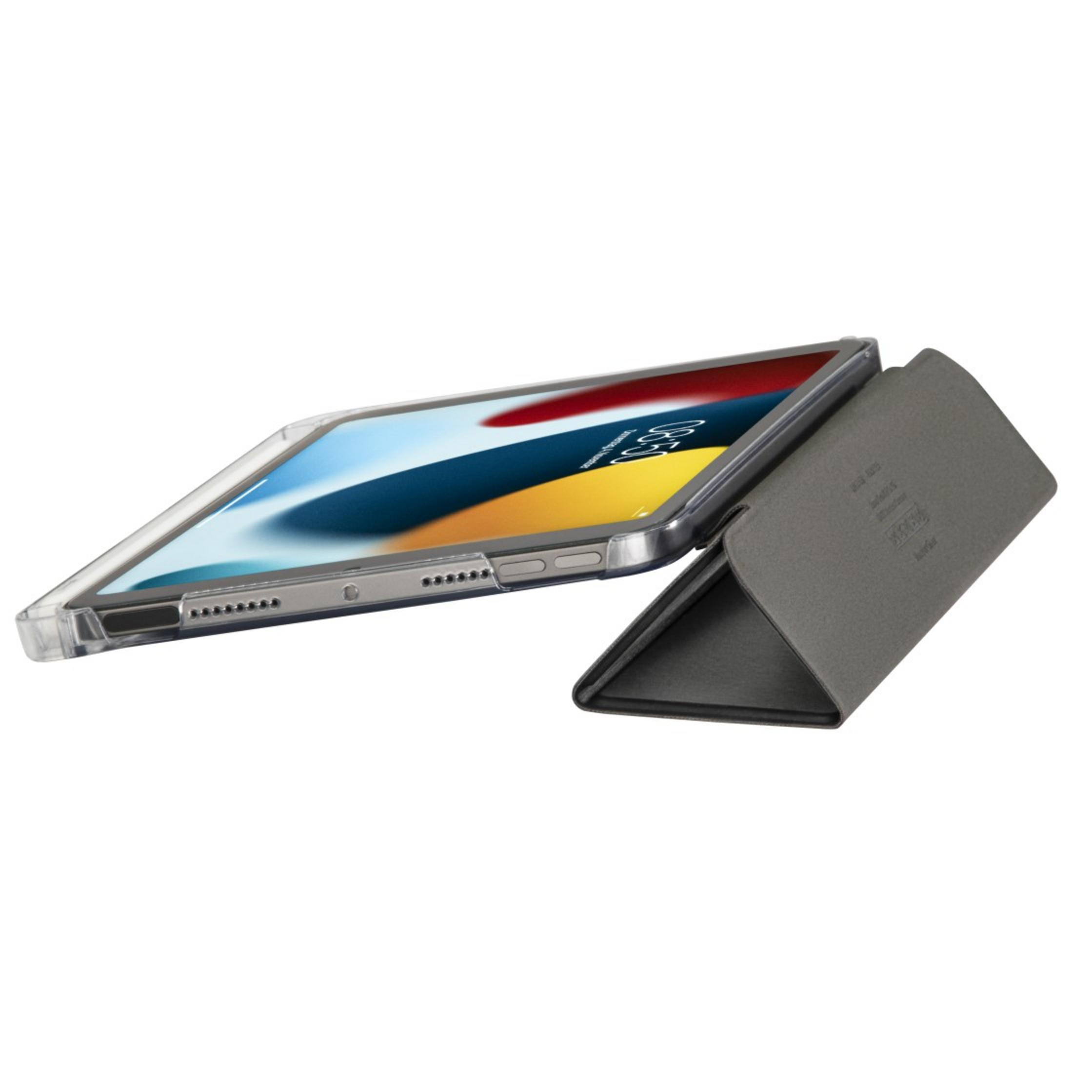 Ein iPad in einer durchsichtigen Hülle, die zum Abstützen gefaltet ist. Der Bildschirm zeigt eine Uhr.