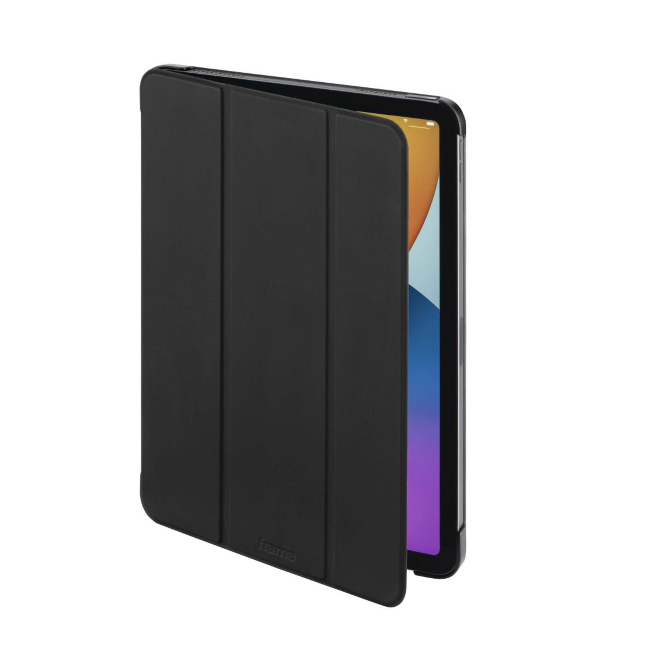 Geöffnete schwarze Tablethülle, die einen Tablet-Bildschirm zeigt. Die Hülle befindet sich auf weißem Hintergrund.