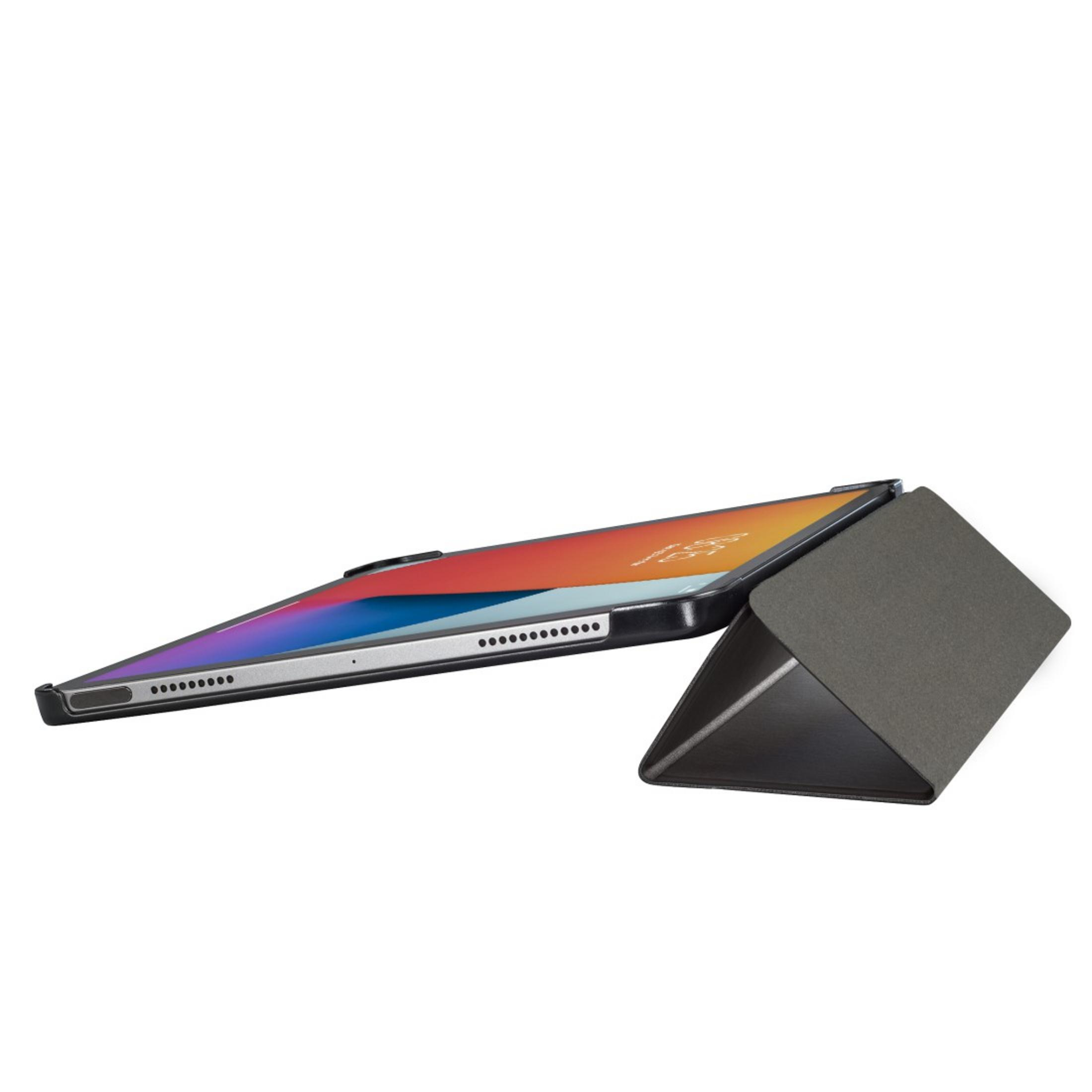 Tablet mit Hülle, angewinkelt, Bildschirm an, mit grauem Cover. Weißer Hintergrund.