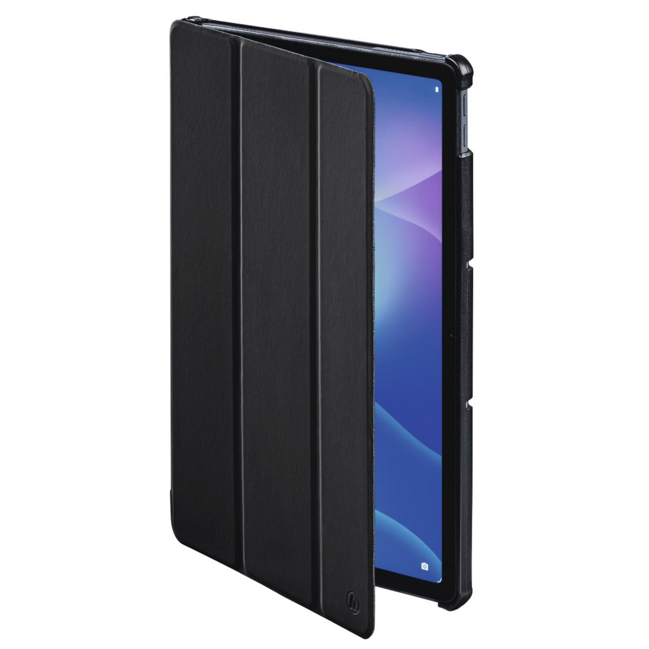 Eine schwarze Tablethülle, teilweise geöffnet, zeigt den Bildschirm des Tablets. Der Hintergrund ist weiß.