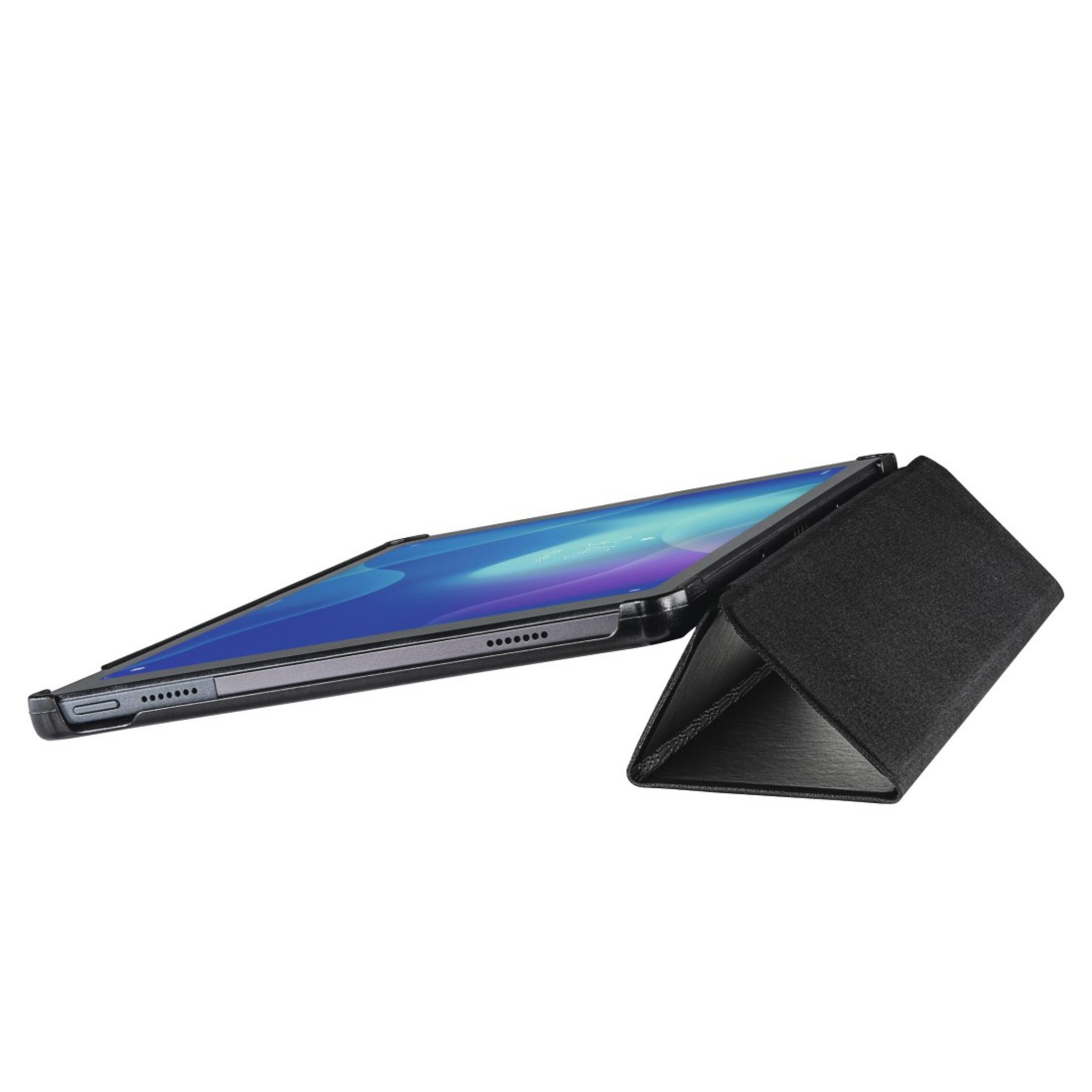 Schwarzes Tablet in schwarzem Gehäuse, hochgestellt. Gehäuse ist zu einem Ständer gefaltet. Weißer Hintergrund.