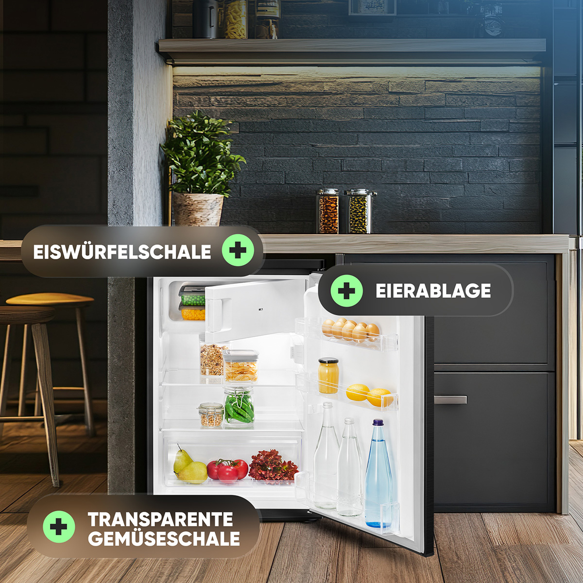 Kühlschrankinnenraum mit Lebensmitteln. Merkmale: Eiswürfelschale, Eierablage und transparente Gemüseschale.