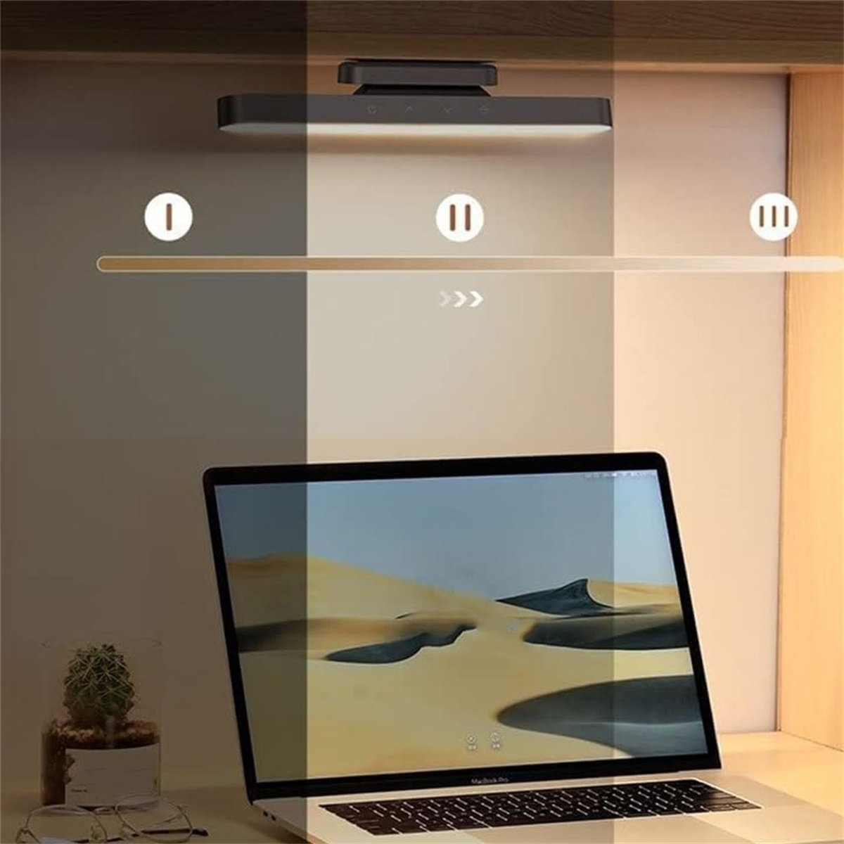 Schreibtischlampe mit drei Helligkeitsstufen, die einen Laptop-Bildschirm beleuchtet. Ein Kaktus steht auf dem Schreibtisch.