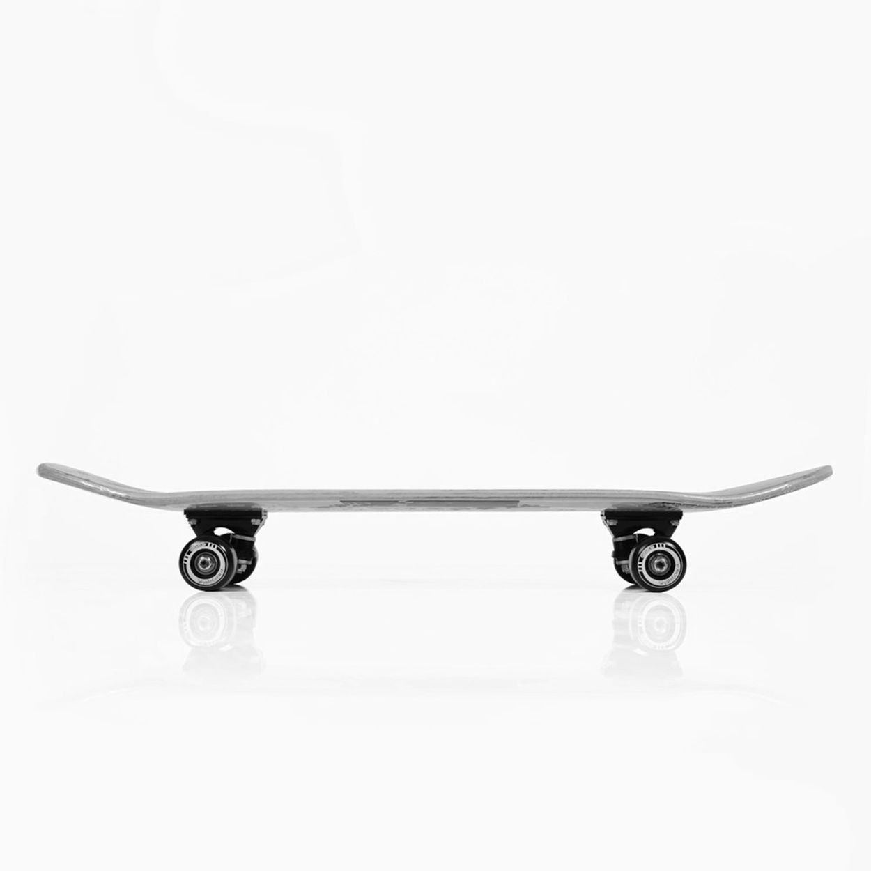 Ein Skateboard, von der Seite gesehen, das das Board und die Räder zeigt.