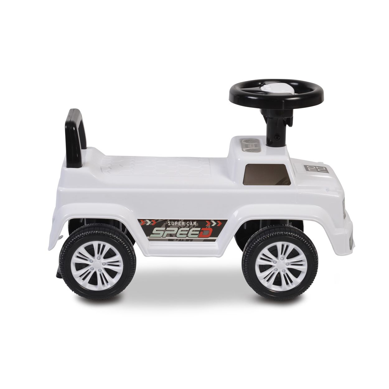 Ein weißes Spielzeugauto mit Lenkrad und schwarzen Rädern, auf weißem Untergrund.