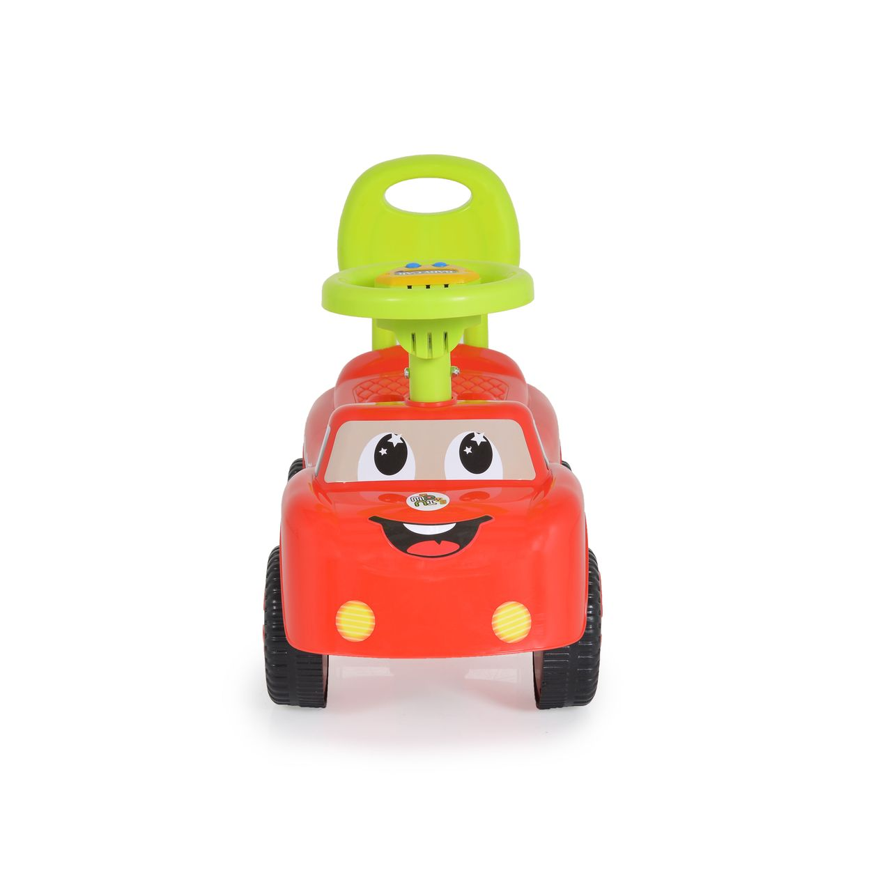 Rotes Spielzeugauto mit grünem Sitz und lächelndem Gesicht, auf weißem Hintergrund.