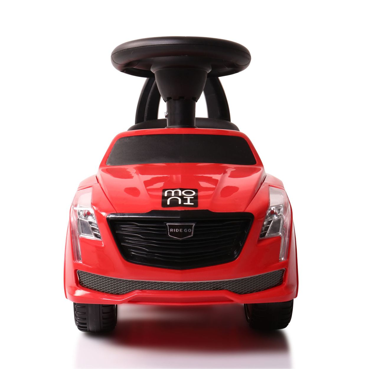 Rotes Spielzeugauto mit schwarzem Lenkrad und dem Logo der Marke MONI.