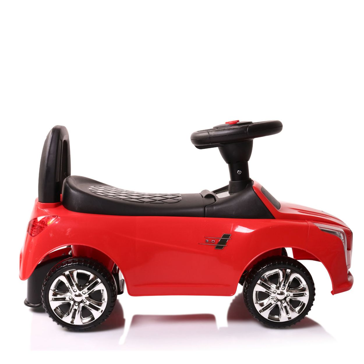 Ein rotes Spielzeugauto mit schwarzen Sitzen und silbernen Rädern auf weißem Hintergrund.