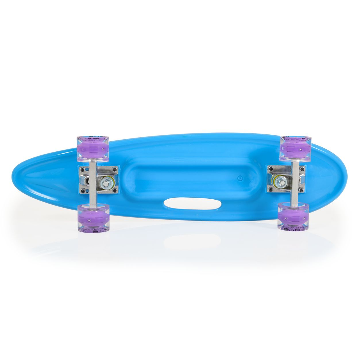 Blaues Skateboard mit lila Rollen, von oben direkt betrachtet.